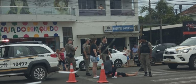 Mulher é atropelada em faixa de segurança na Avenida Brasil