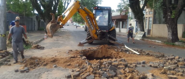 Buraco de 4m de profundidade surge pela quebra de canalização de sanga