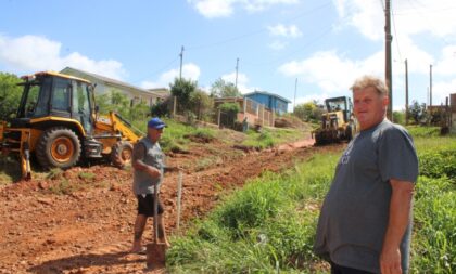 Secretaria de Obras faz mutirão para recuperar a Leopoldo Souza