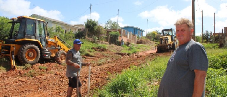 Secretaria de Obras faz mutirão para recuperar a Leopoldo Souza