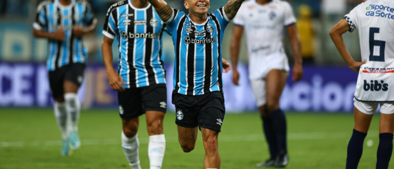 Com apoio da torcida, Grêmio vence São José na Arena