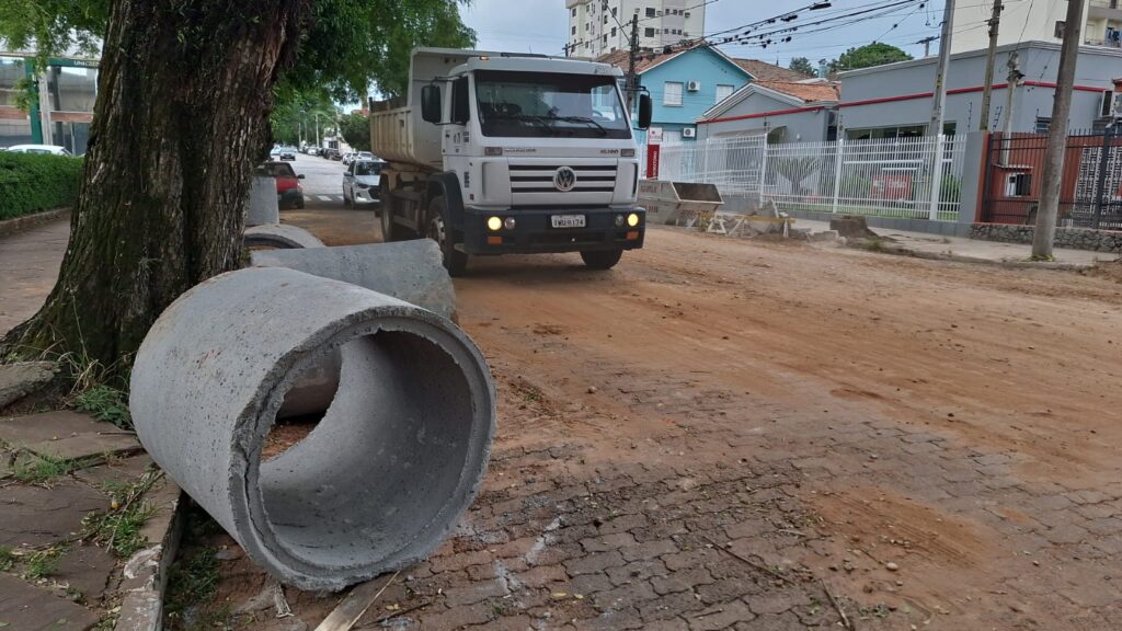 Rua Marechal Floriano teve trecho onde cratera se abriu liberado após uma semana de intervenção para reforma de galeria / Foto: Milos Silveira