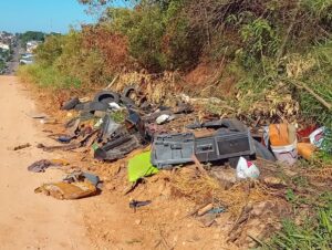 Ponche Verde: carga de pneus e de entulho é despejada na área com canalização em andamento