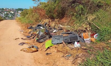 Ponche Verde: carga de pneus e de entulho é despejada na área com canalização em andamento