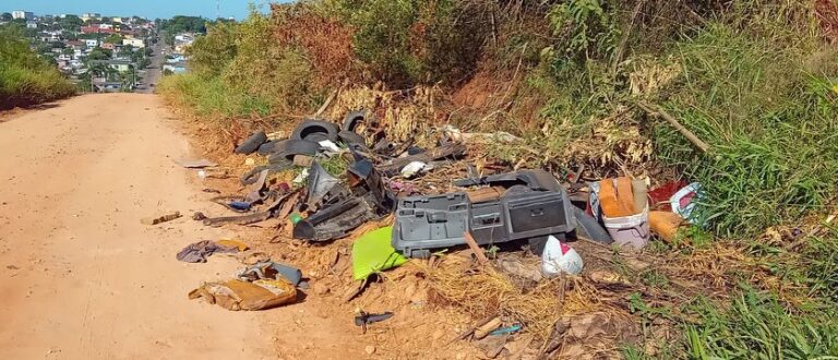 Ponche Verde: carga de pneus e de entulho é despejada na área com canalização em andamento