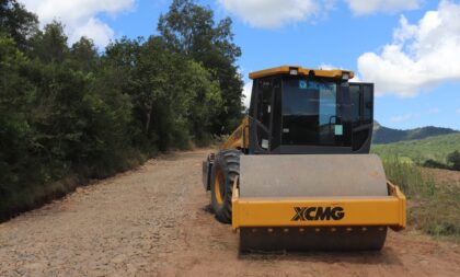 Novo Cabrais: Secretaria de Obras executa melhorias e cascalhamento em estrada no Cortado