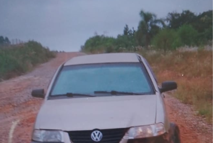 Carro que teria sido usado nos assaltos às fazendas no interior de Cachoeira do Sul foi fotografado por populares / Foto: Divulgação