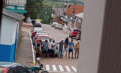 Quadrilha faz cordão humano com reféns em ataque a banco em Amaral Ferrador