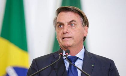 Bolsonaro é alvo de ação da PF e terá de entregar passaporte