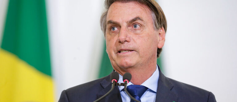 Bolsonaro é alvo de ação da PF e terá de entregar passaporte