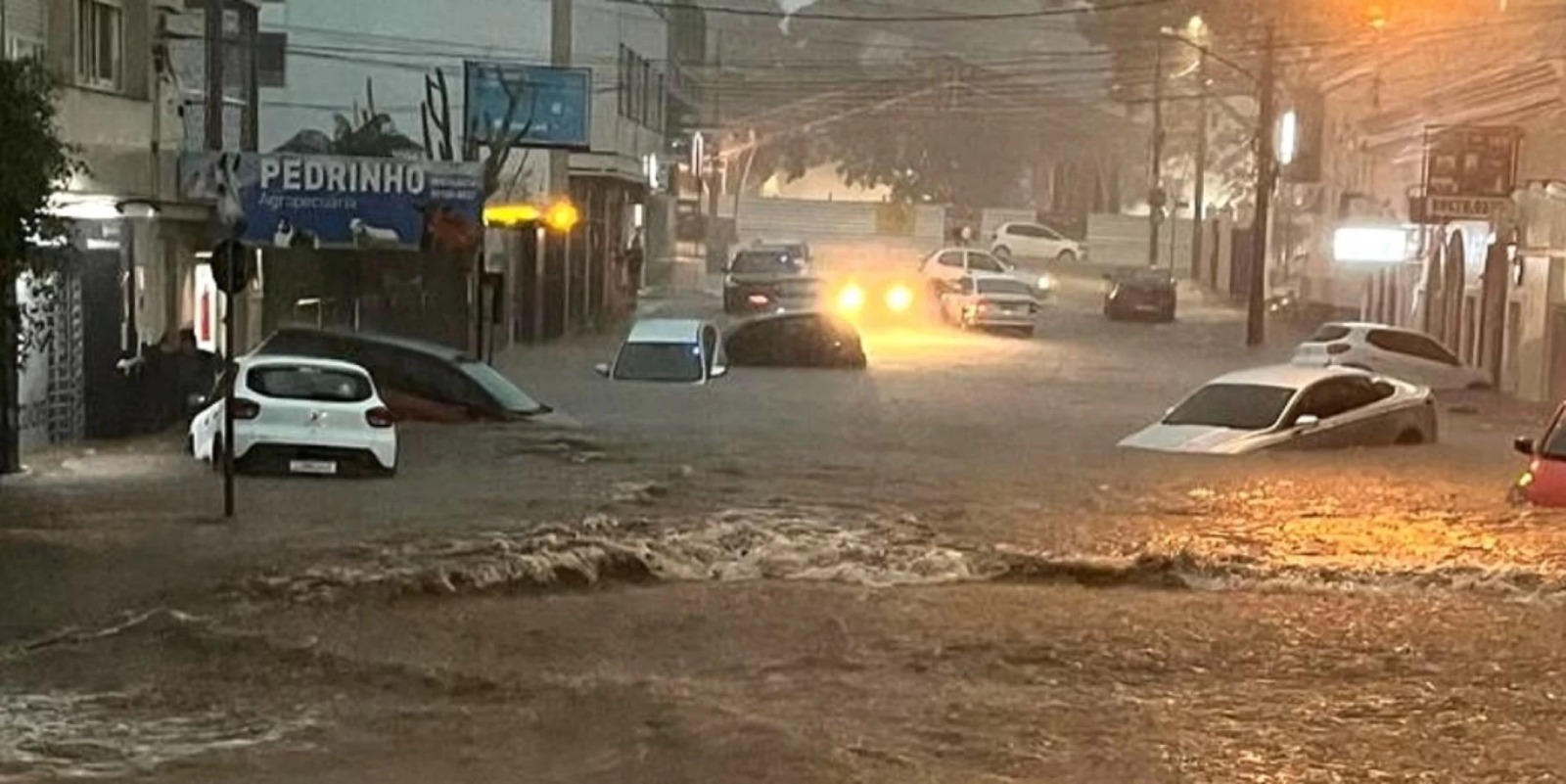 Carros submersos em Cachoeira do Sul ilustram bem como foi a chuvarada histórica que despencou sobre a cidade em 22 de dezembro / Foto: Divulgação