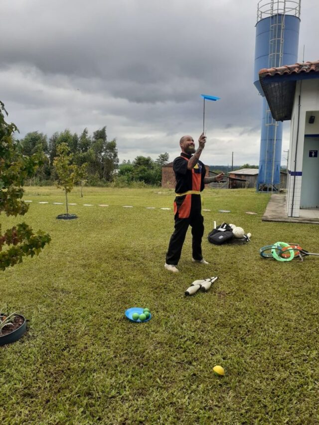 Show de malabarismo anima volta às aulas em Novo Cabrais