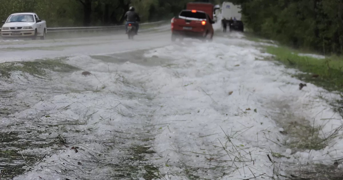 Queda de granizo registrada em outubro de 2015 foi reportada em toda a imprensa nacional