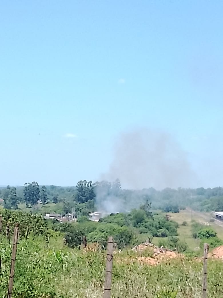 Fumaça densa e escura se espalhou pela parte alta da cidade