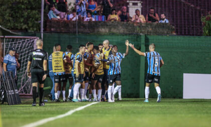 Com gol de Nathan Fernandes, Grêmio vence Avenida e segue líder