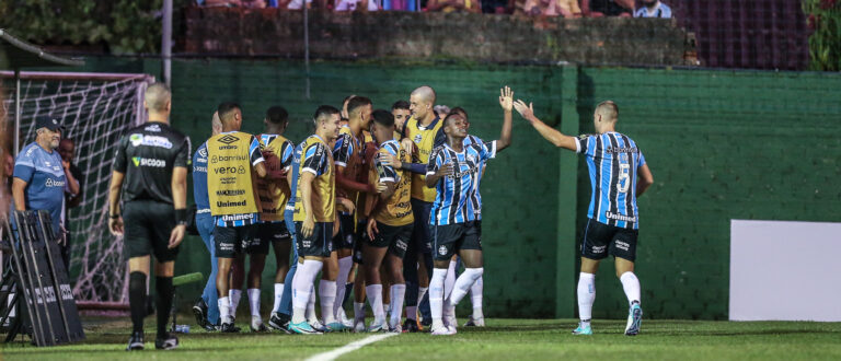 Com gol de Nathan Fernandes, Grêmio vence Avenida e segue líder