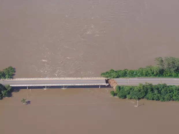 Ocorrida em 2015, queda da ponte sobre o Banhado Castagnino, na BR-153, está entre os desastres naturais mais marcantes dos últimos anos em Cachoeira do Sul / Fotos: Milos Silveira/Arquivo/Portal OCorreio e Jornal O Correio impresso