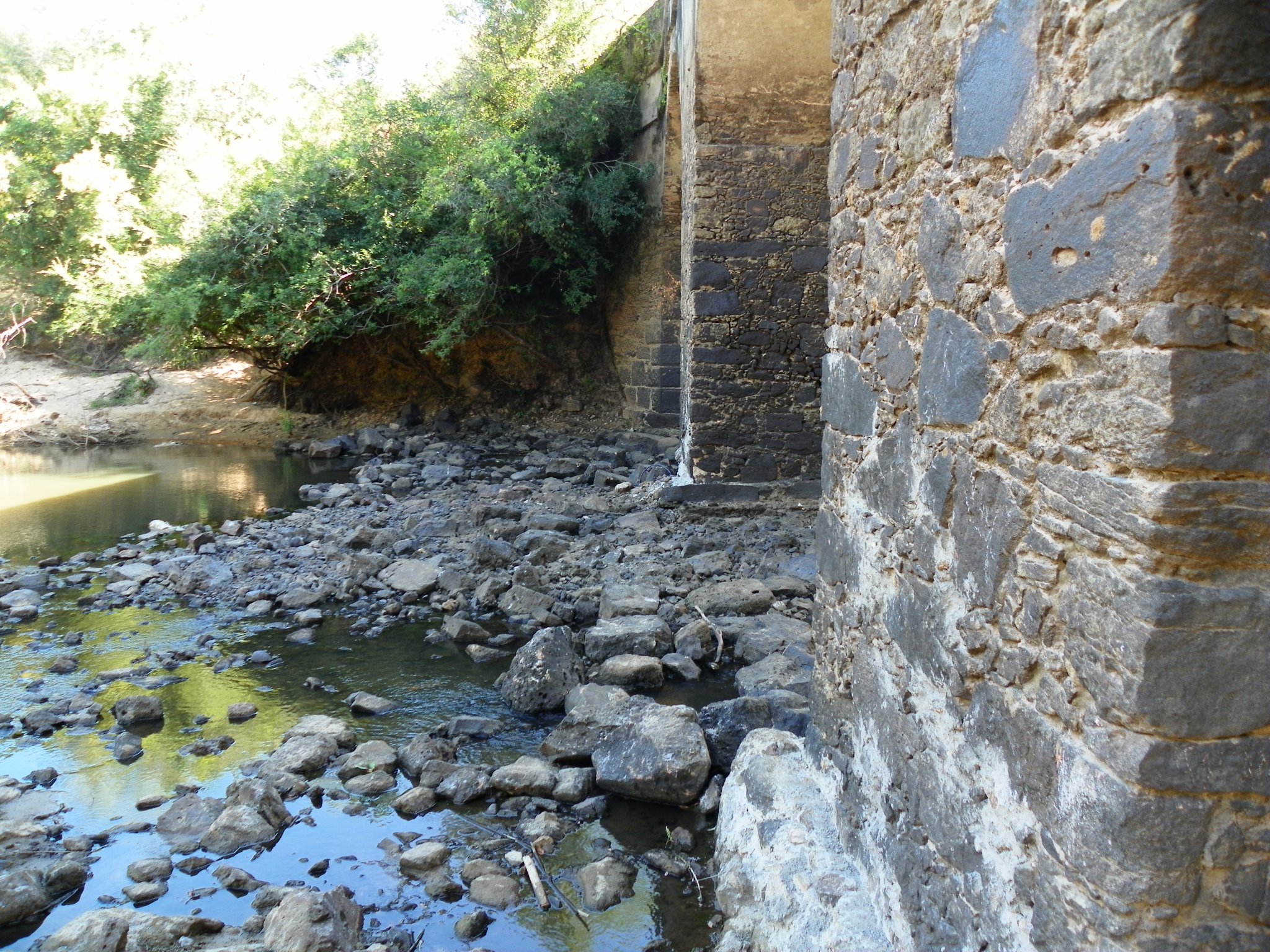 No verão 2011/2012, o Rio Botucaraí secou e um cenário diferente se revelou na Ponte de Pedra, um dos principais pontos turísticos de Cachoeira do Sul / Enchentes vêm castigando duramente Cachoeira do Sul nos últimos anos / Foto: Milos Silveira/Arquivo/Portal OCorreio e Jornal O Correio impresso