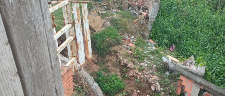 Sanga ameaça casa na Rua Leopoldo Souza