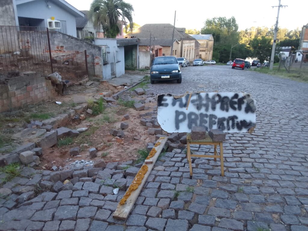 E aí Prefeitura? Abandono da Rua Moron se arrasta desde a enxurrada registrada em dezembro / Fotos: Cacau Moraes/OC