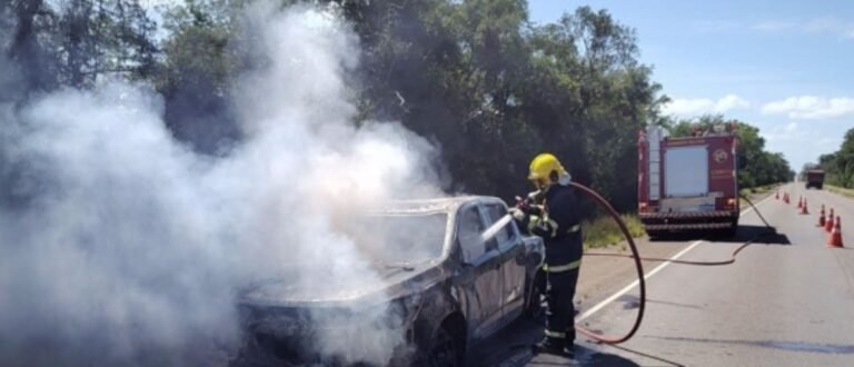 Caminhonete S-10 é destruída pelo fogo no Piquiri