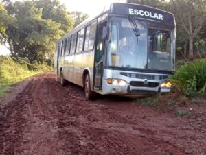 Ônibus escolar atola em estrada do interior