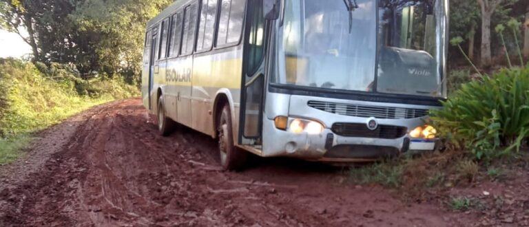 Ônibus escolar atola em estrada do interior