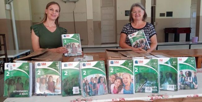 Alunos de Novo Cabrais recebem novos livros didáticos