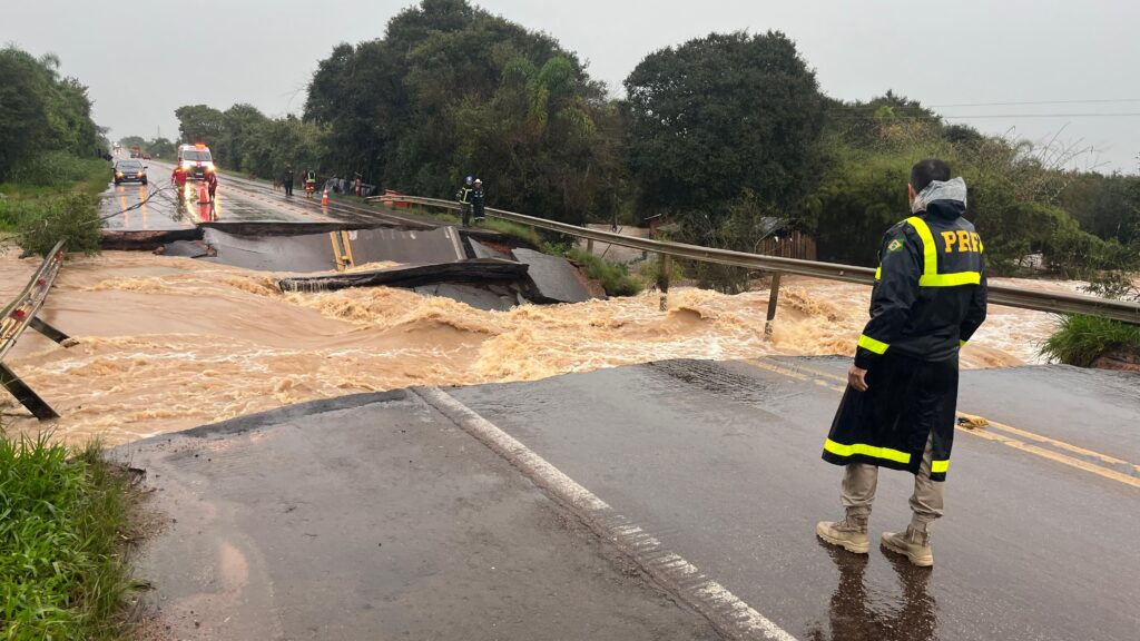 BR-290: recomposição da pista vai começar somente depois que parar de chover, o que não deve ocorrer antes do final de semana / Foto: PRF/Divulgação