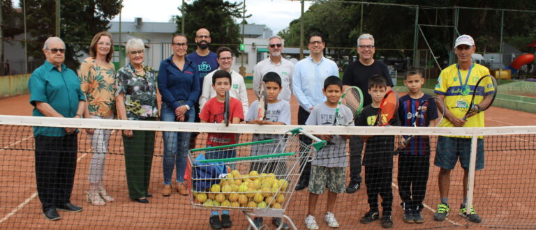 Prefeitura, SRB, Unimed e Companhia Tischler lançam projeto comunitário de tênis