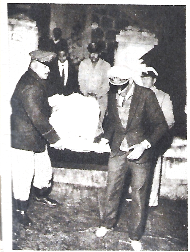 Corpo de Margit sendo retirado da cena do crime/Reprodução da revista O Cruzeiro de 27 de agosto de 1963, sem identificação do autor