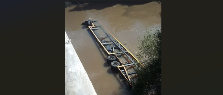 Caminhão carregado com caminhonetes Hilux cai em arroio na BR-290