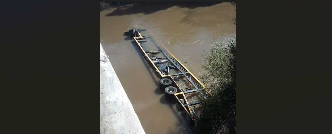 Acidente na BR-290: caminhão carregado com caminhonetes despenca em arroio próximo à divisa com Caçapava / Foto: Divulgação