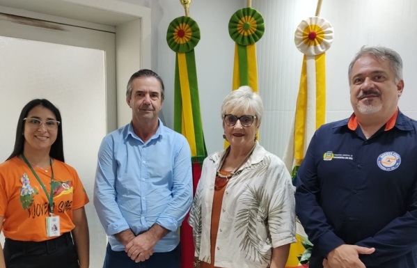 Prefeita Angela Schuh e o agente da Defesa Civil, Cristiano Garcia, com o presidente do STR, Paulo Ricardo Machado, e a funcionária do Sindicato, Lurdes da Rosa Machado / Crédito: Ass. Com.