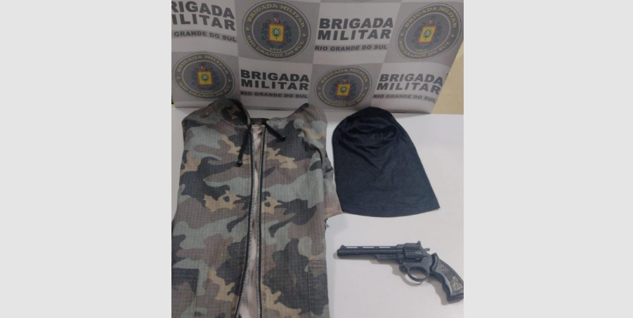 Com suspeito de assalto a açougue foram apreendidos simulacro de revólver, jaqueta camuflada e uma balaclava / Foto: Brigada Militar/Divulgação