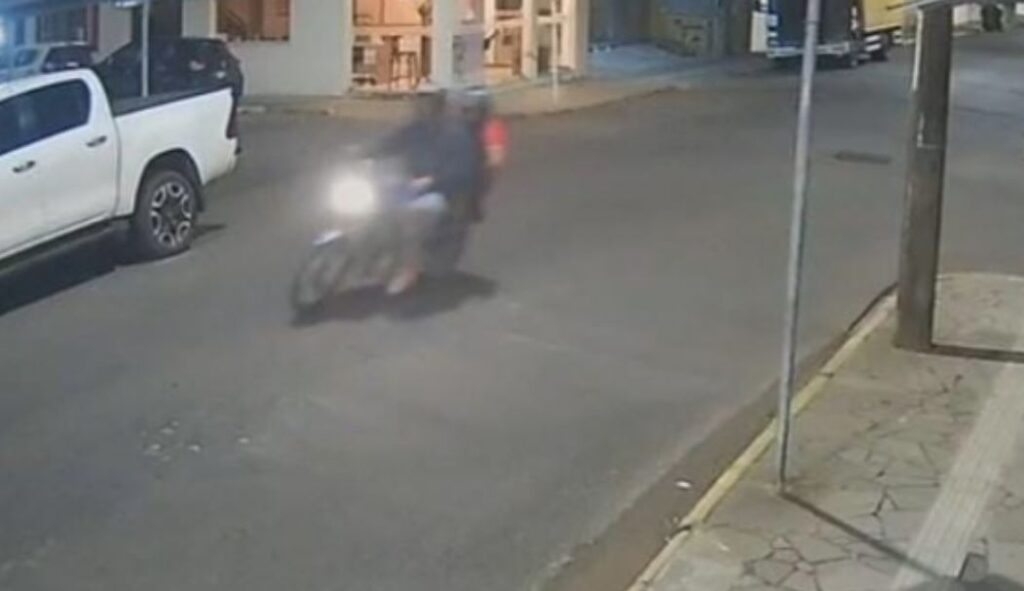 Assalto na Rua Saldanha Marinho: jovem de 21 anos foi abordada por dupla nas primeiras horas do dia. Após crime, assaltantes fugiram de moto / Foto: Divulgação