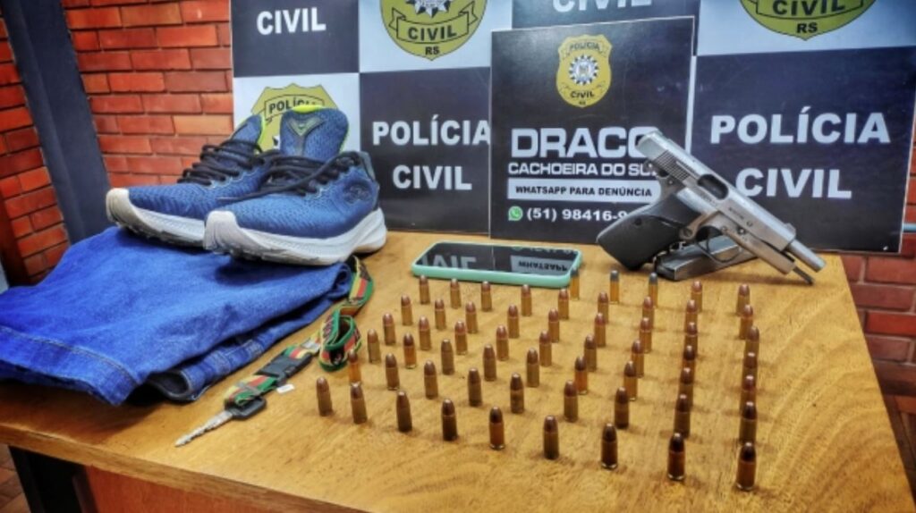 Duplo homicídio no Bairro Marina: pistola e roupas supostamente usadas na noite do crime foram apreendidas pela Polícia, que não descarta que assassinatos tenham sido cometidos por engano / Foto: Polícia Civil/Divulgação