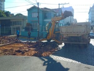 Cratera na Marechal mobiliza Secretaria de Obras