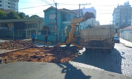 Cratera na Marechal mobiliza Secretaria de Obras