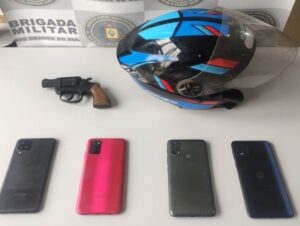 BM prende dupla com arma falsa e celular roubado