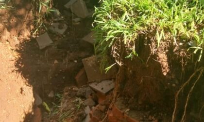 Bueiro obstruído vira problema em praça na Vila Verde