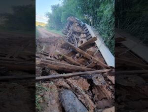 Caminhão carregado de soja tomba na ponte da Roseira