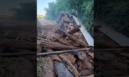 Caminhão carregado de soja tomba na ponte da Roseira