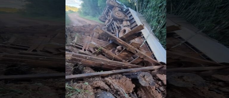 Caminhão carregado de soja tomba na ponte da Roseira