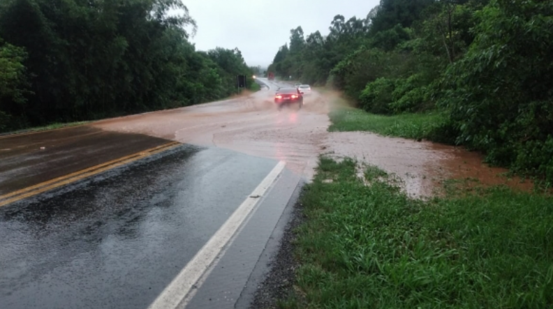 RSC-287, em Candelária, foi invadida por uma lâmina de 15 centímetros de água