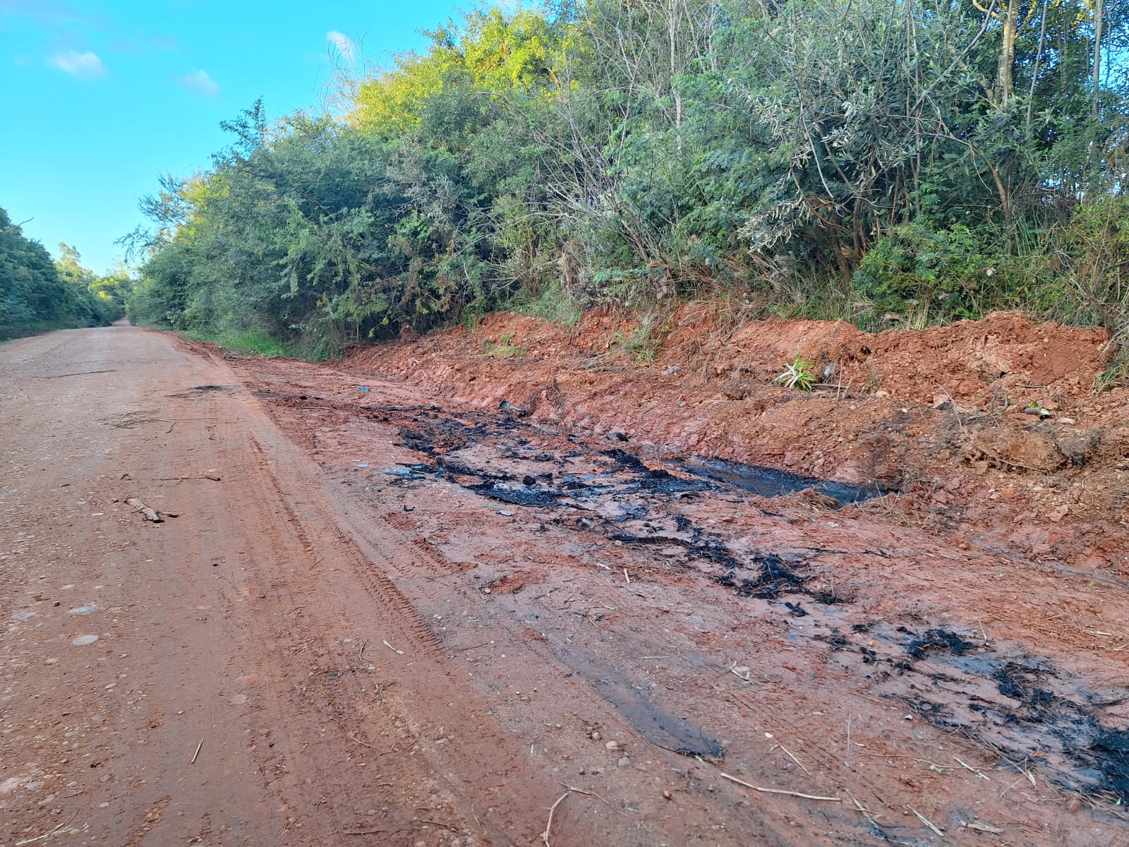 Mais cedo, logo após o ataque à joalheria, carro usado pelos criminosos foi queimado na Avenida Paul Harris, perimetral que liga a Volta da Charqueada ao Bairro Soares