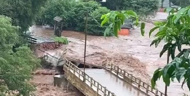 FLAGRANTE! Ponte é arrastada pela força da água em Cerro Branco
