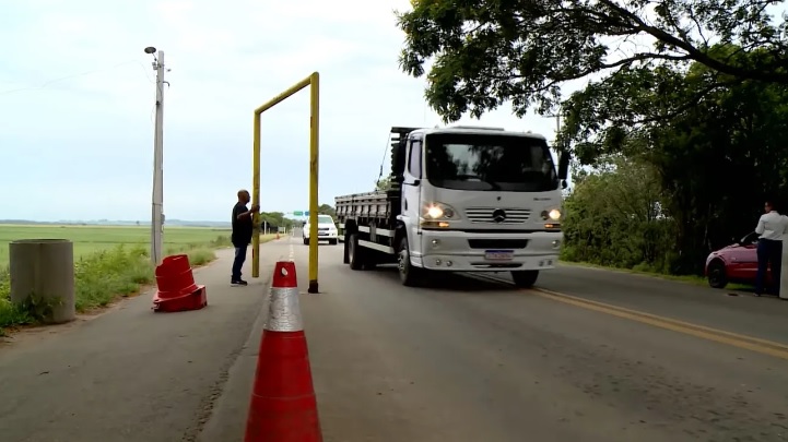 Obras adiadas: Ponte do Fandango atualmente está em meia pista e com trânsito limitado / Foto: Arquivo OC