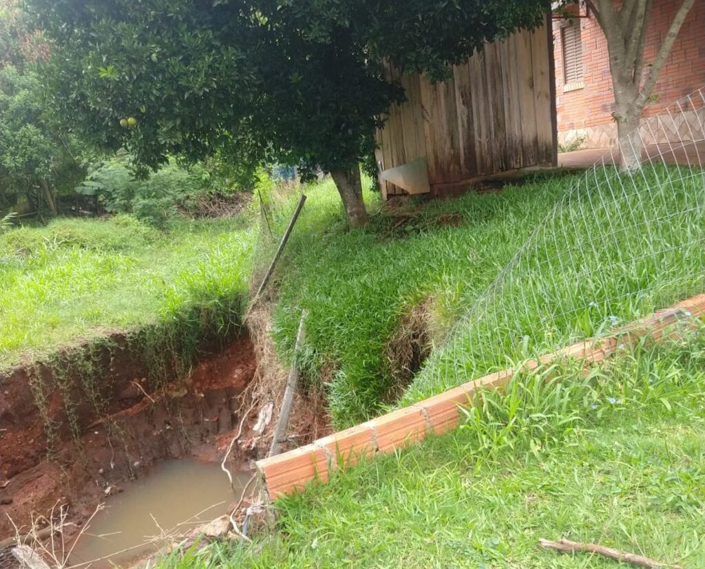 Efeitos da chuva forte: enxurrada abriu cratera na zona norte de Cachoeira do Sul / Foto: Divulgação