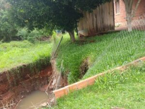 Chuva causa estragos no interior e periferia